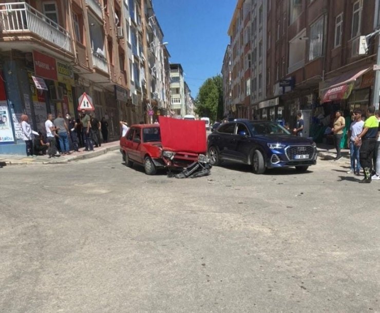 Elazığ’da otomobil ile çarpışan hafif ticari araç yan yattı: 1 yaralı