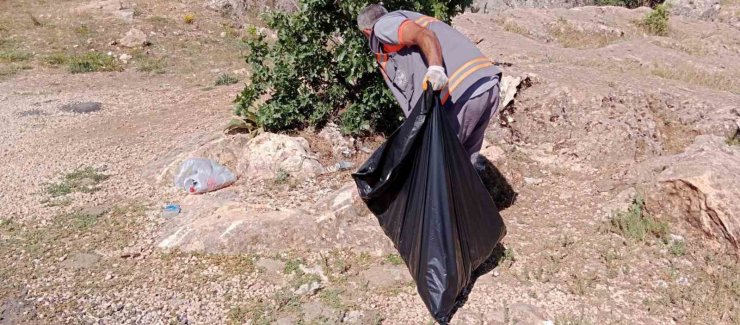 Elazığ’da turizm bölgesine atılan çöpler ekipler tarafından toplandı