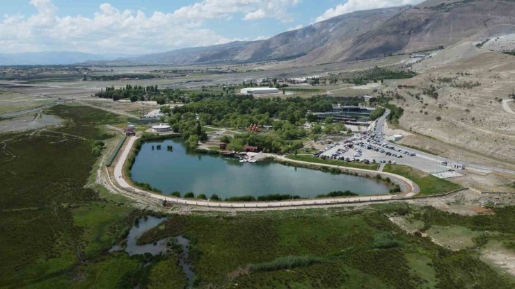 Kurban Bayramında güneşli havanın tadını mangal yakarak çıkardılar