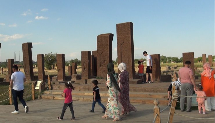 Açık hava müzesi Ahlat’ta bayram yoğunluğu yaşanıyor