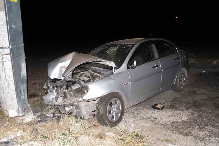 Elazığ’da kontrolden çıkan otomobil aydınlatma direğine çarptı: 6 yaralı