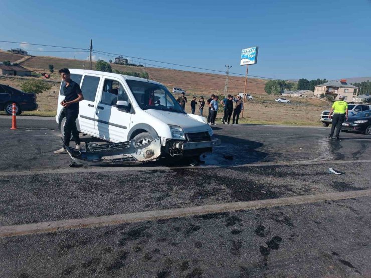 Erciş’te üç araç kazaya karıştı: 13 yaralı