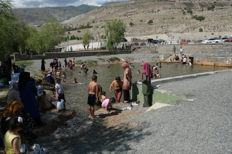 Erzincan’da sıcaktan bunalan vatandaşlar havuzda serinledi