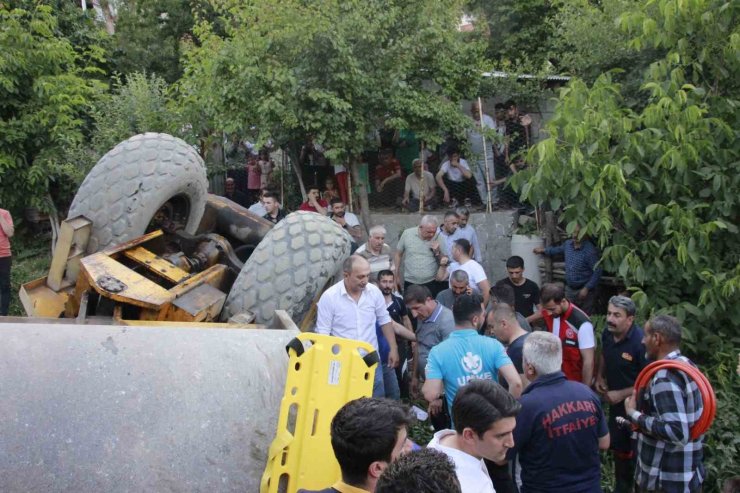 Hakkari’de devrilen iş makinesinin altında kalan çocuk yaralandı