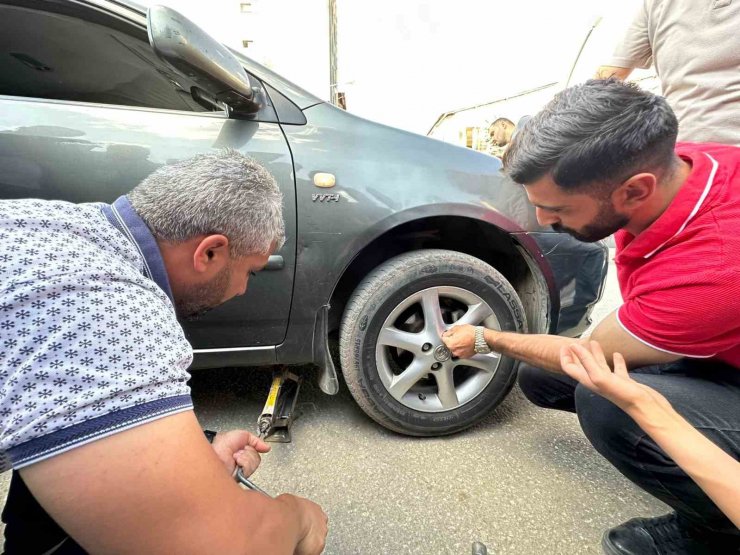 İki defa girdiği araçta sıkışan yavru kedi kurtarıldı