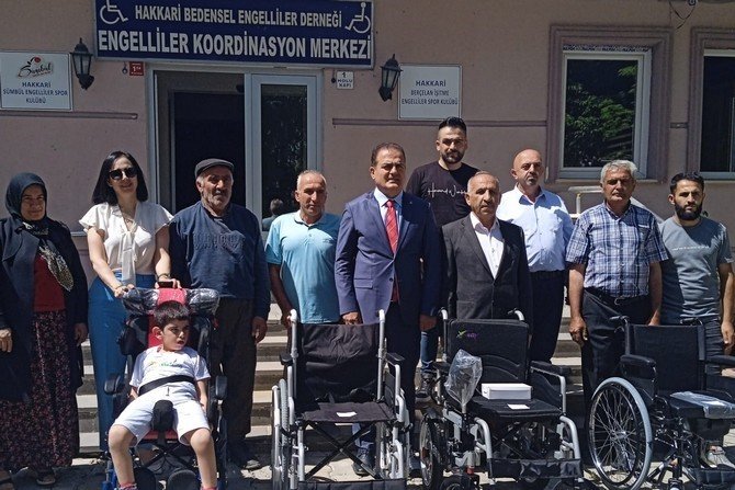 Hakkari’de engellilere sandalye dağıtıldı