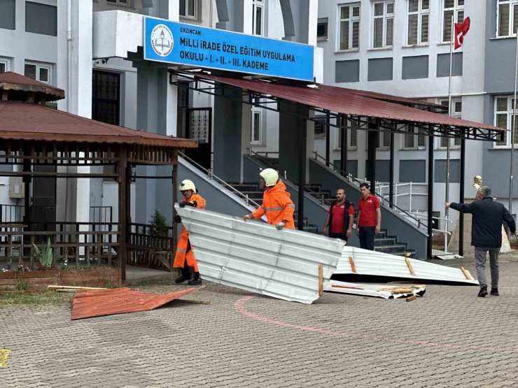 Erzincan’da fırtına ağaçları devirdi, çatıları uçurdu
