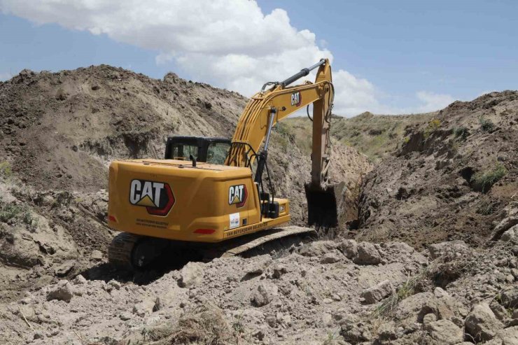 Muradiye’de tarımsal sulama kanalları ve göletler temizleniyor