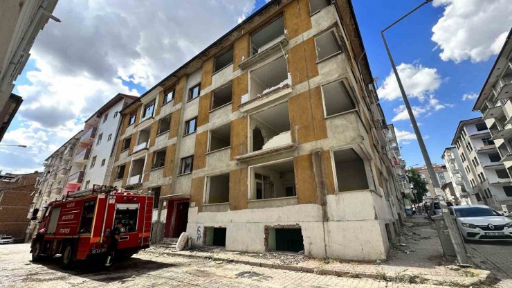 Elazığ’da ağır hasarlı binada korkutan yangın