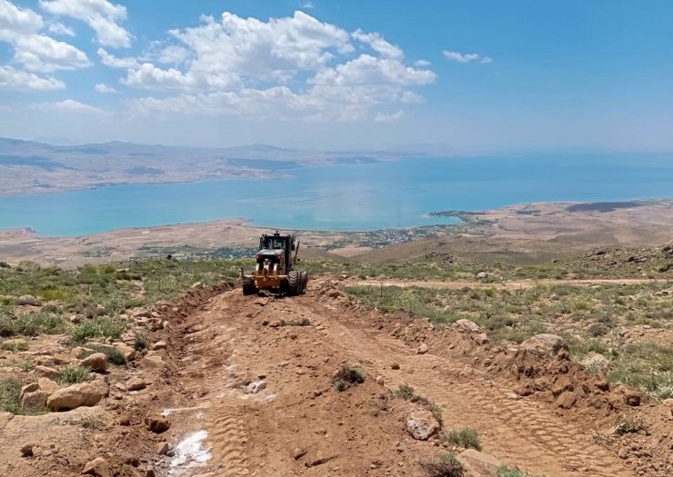 Van Büyükşehir Belediyesi yol çalışmalarını sürdürüyor