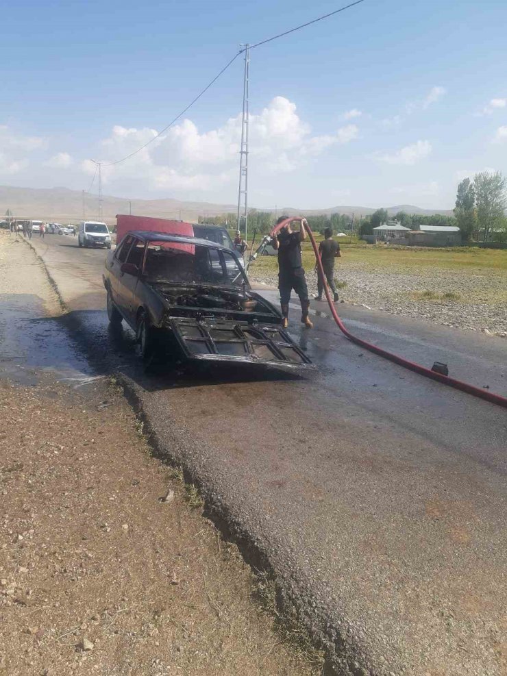 Seyir halindeki otomobil yanarak kullanılamaz hale geldi