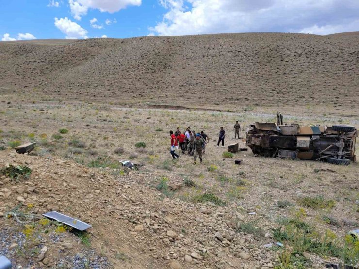 Askeri araçla otomobil çarpıştı: 1 ölü, 13 asker yaralı