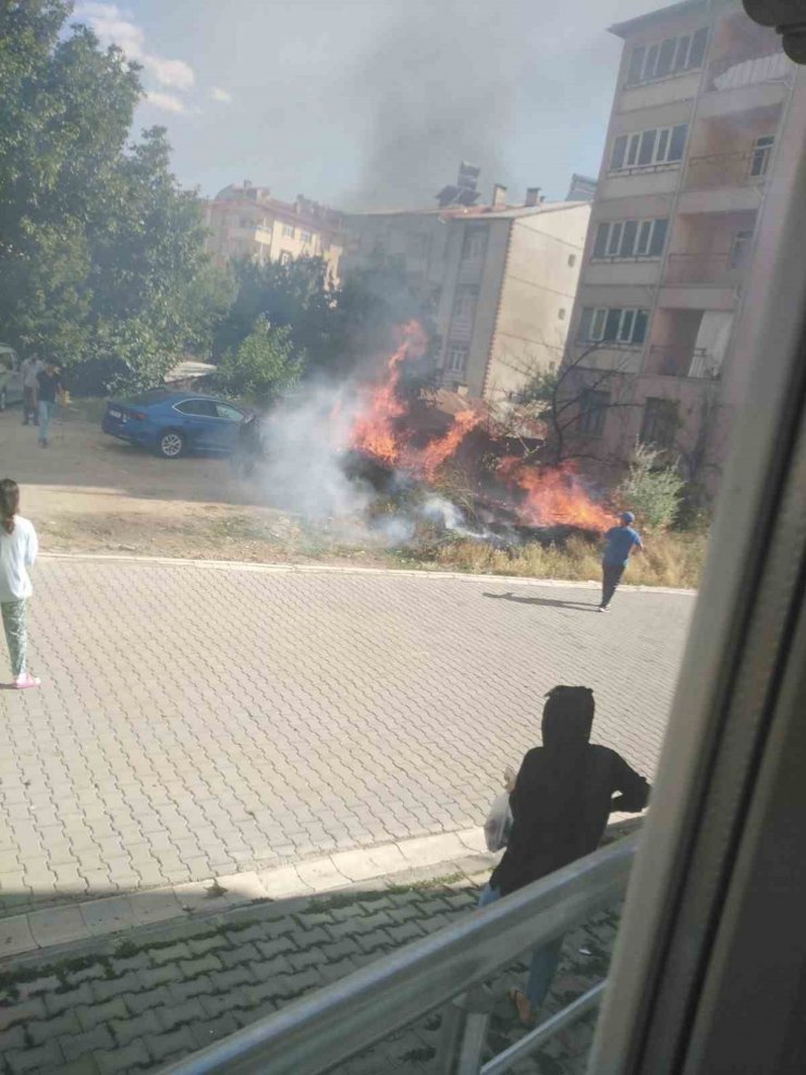 Elazığ’da korkutan yangın: Alevler evlere sıçramadan söndürüldü