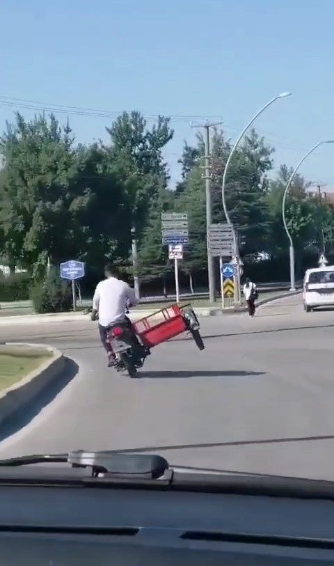 Elazığ’da sepetli motosikletin tehlikeli yolculuğu kameraya yansıdı