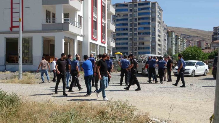 Husumetlisinin iş yerini basıp kurşun yağdırdı: 2 yaralı