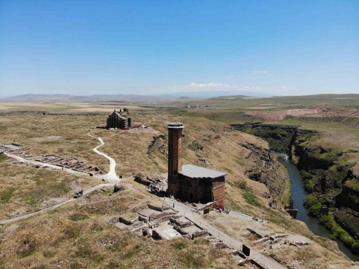 Kars’ta, “40 kapılı şehir” yoğun ilgi görüyor