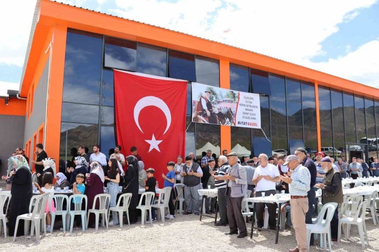 Güzel kardeşler babaları için mevlit okuttu