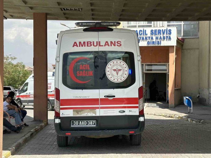 Buzulların kırılması sonucu yaralanan Avcu çifti Van’a sevk edildi