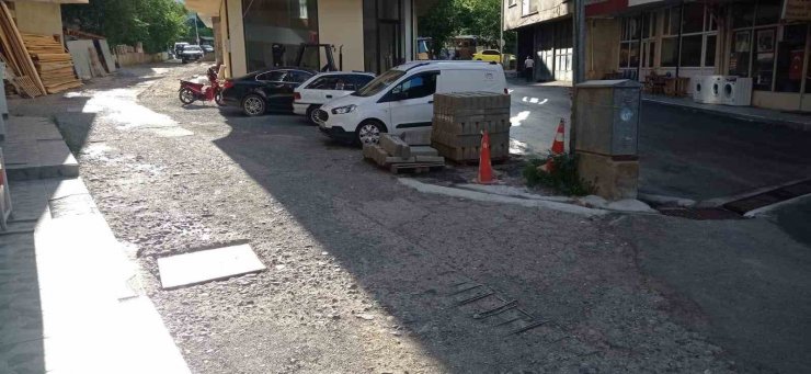 İspir’de yollar köstebek yuvasına döndü