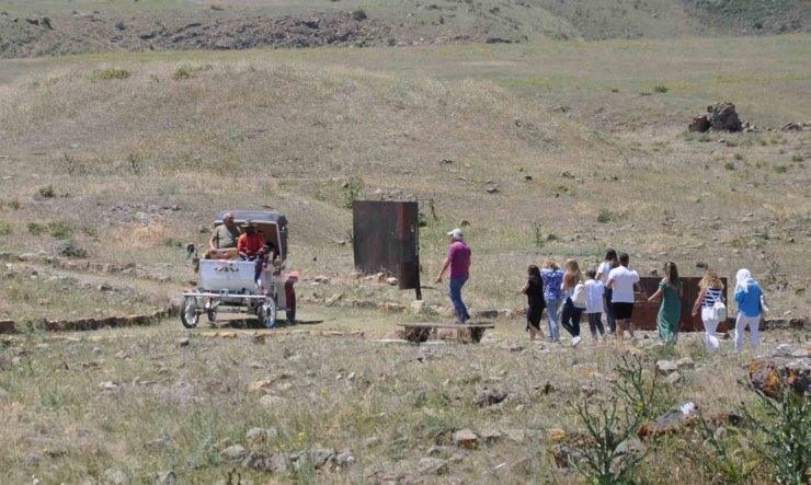 Ani’yi turistler elektrikli faytonla geziyor