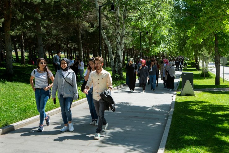 Yaz okulu için 155 üniversiteden öğrenci geldi