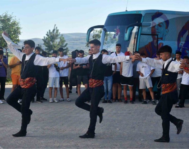 Batmanlı gençler ‘Anadoluyuz Biz’ projesiyle Erzurum’da