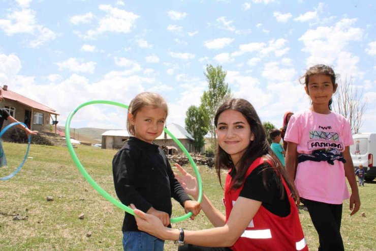 Köy köy dolaşıp çocukları mutlu ediyorlar