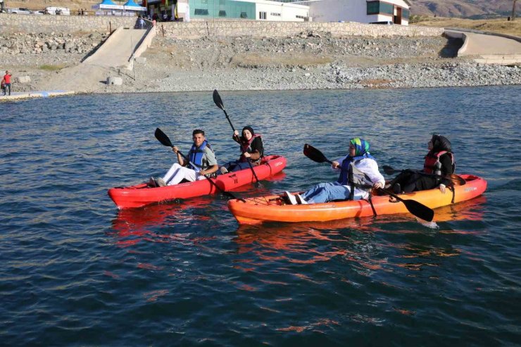 Battalgazi’de depremzede gençler için kano etkinliği