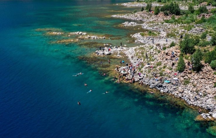 2. Van Denizi Yüzme Festivali, Nemrut Krater Gölü’nde yüzme etkinliğiyle sürüyor