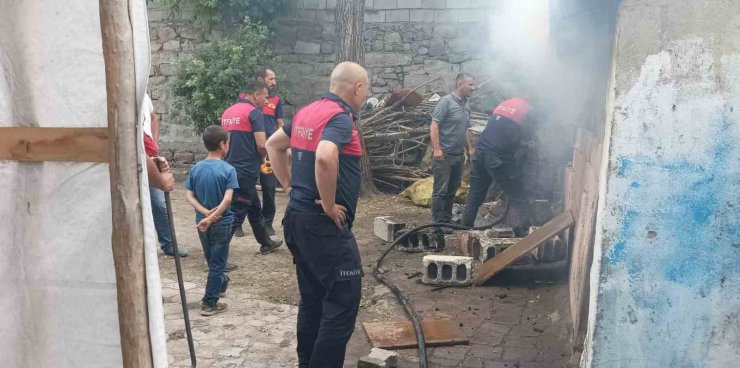 Ağrı’da ahırda çıkan yangın korkuttu