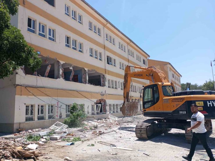 Doğanşehir’de hasarlı kamu binaları yıkılıyor