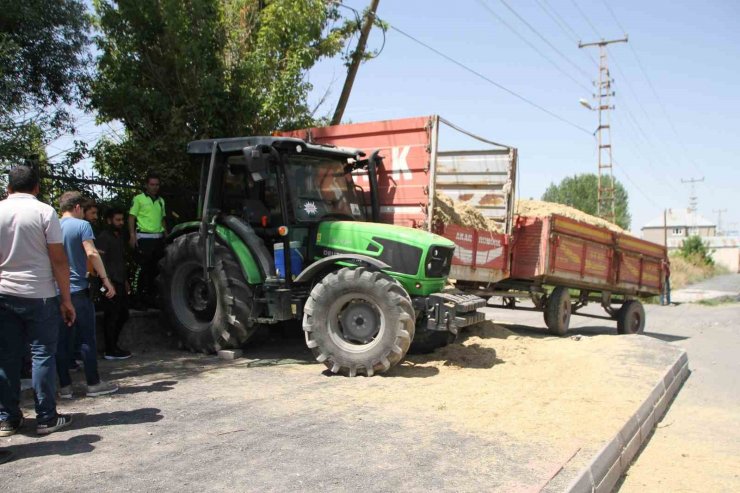 Yol kenarında bekleyenlere traktör çarptı: 1 ölü, 2 yaralı