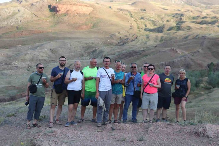 Ağrı Dağı’nda zirve yapan turistler, aşure yedi