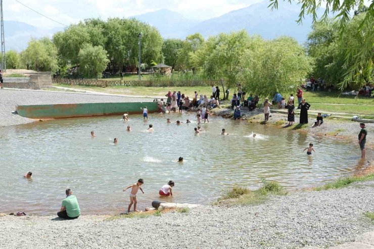 Sıcaktan bunalan vatandaşlar Ekşisu’daki havuzda serinledi