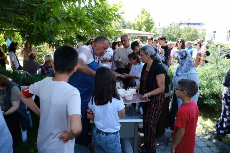 Erzincan’da 6 bin kişilik aşure ikramı