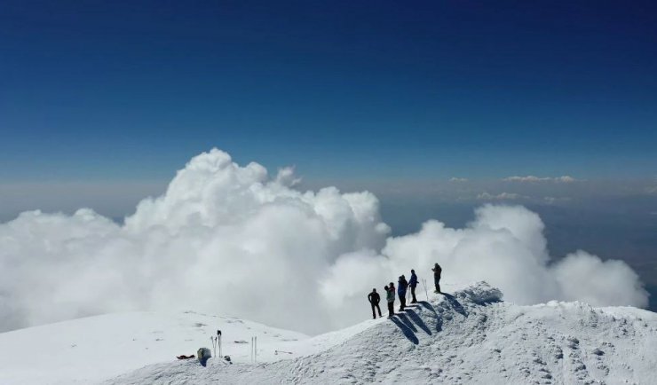 Yabancı turistler Ağrı Dağı zirvesinde