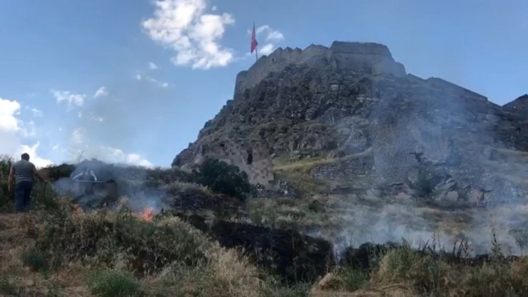 Kars Kalesi’nin etrafındaki otları ateşe verdiler