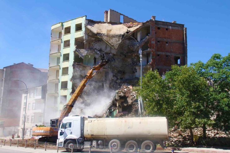 Elazığ’da ağır hasarlı binaların yıkımı devam ediyor