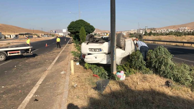 Elazığ’da aydınlatma direğine çarpan otomobil takla attı: 4 yaralı