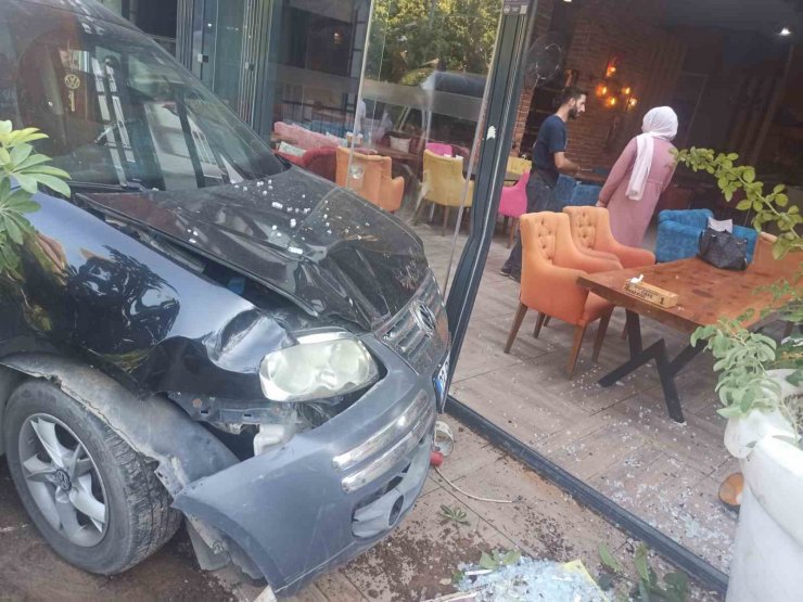 Elazığ’da hafif ticari araç kafeye girdi, o anlar kameraya yansıdı