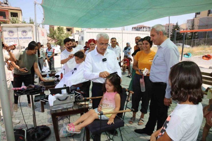 Depremzede çocuklara ücretsiz saç bakımı