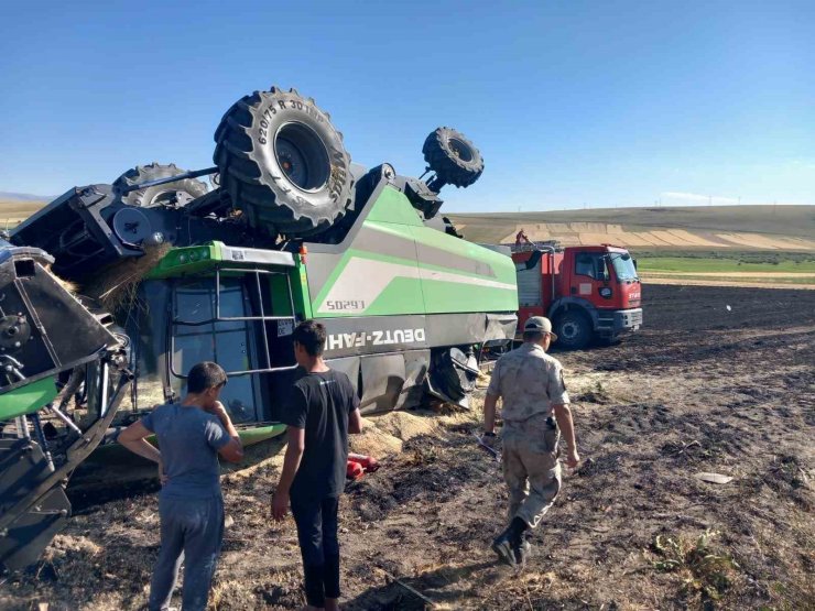 Kars’ta yangın çıkan biçerdöver devrildi