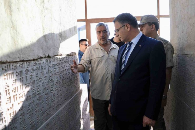 Van Valisi Balcı, Ayanıs Kalesi’ndeki kazıları takip etti