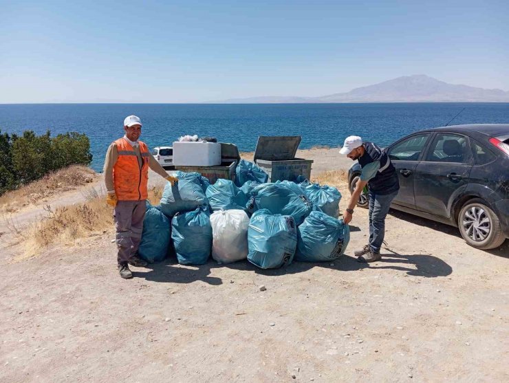 Tuşba Belediyesi’nden Van Gölü sahil temizliği