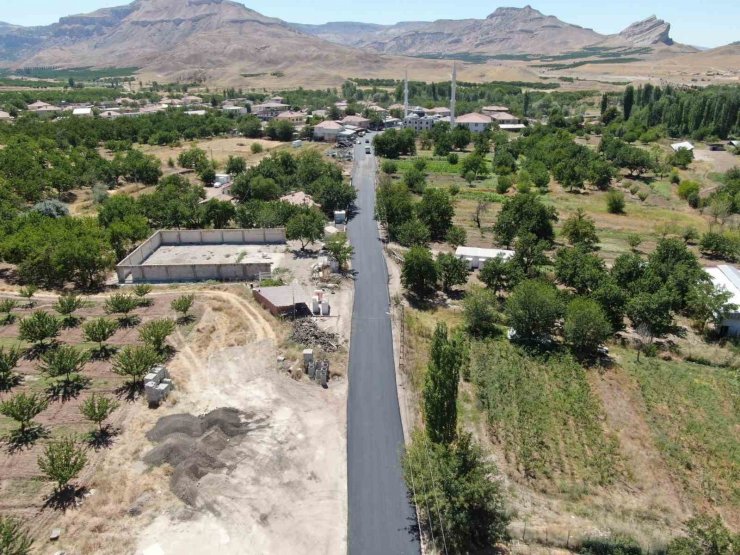 Büyükşehrin Akçadağ’daki yol çalışmaları sürüyor