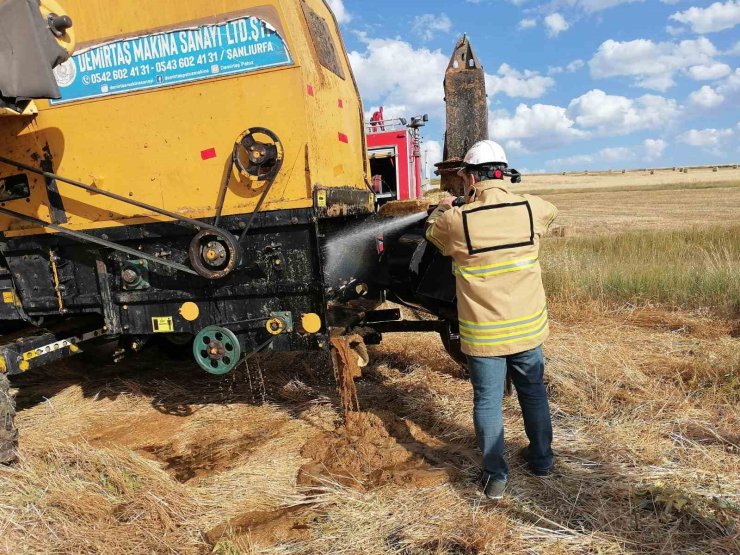 Kars’ta aşırı sıcaktan biçerdöverde yangın çıktı