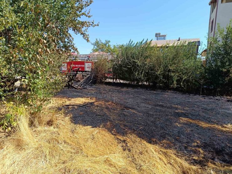 Bingöl’de örtü yangını eve sıçramadan söndürüldü