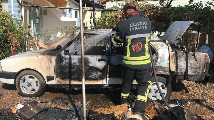 Elazığ’da depoyla birlikte otomobil de küle döndü