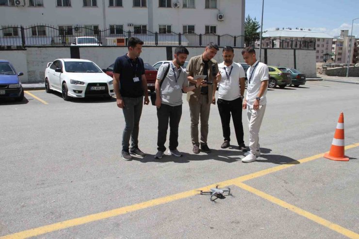 Elektrik hatlarına bakımı droneli bakım