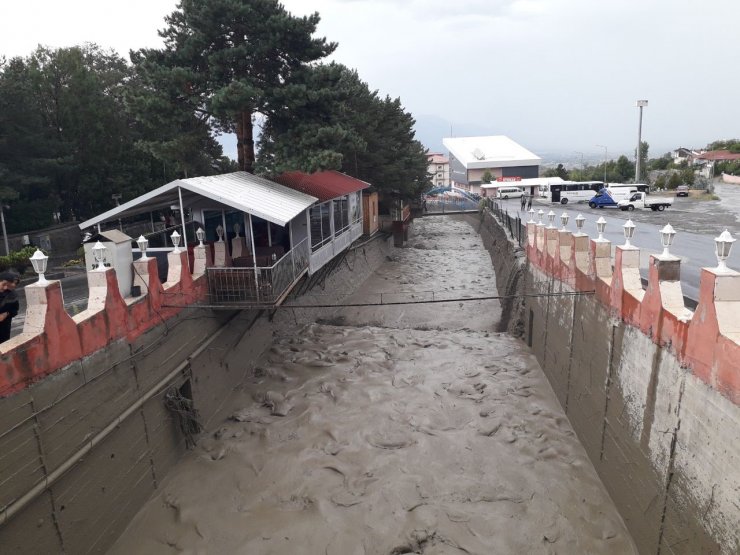 Erzincan’da sağanak yağış derelerden sel getirdi